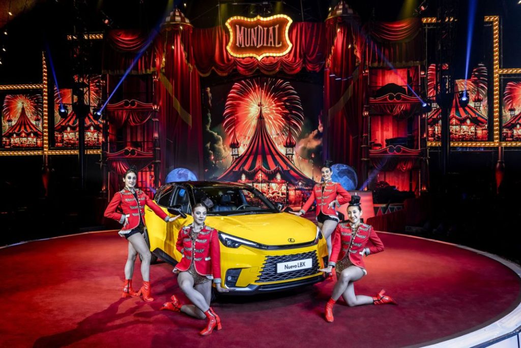 Esta Navidad Lexus te invita a vivir la magia del circo 2 Motor16 Lexus LBX Circlassica 2 Motor16