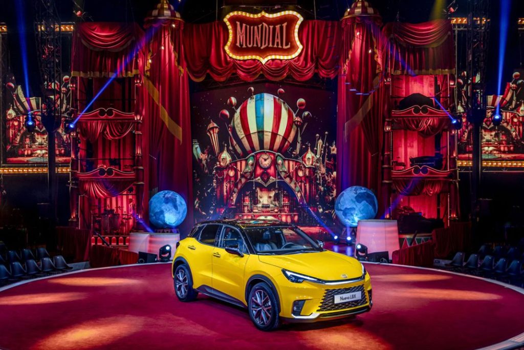 Esta Navidad Lexus te invita a vivir la magia del circo 5 Motor16 Lexus LBX Circlassica 5 Motor16