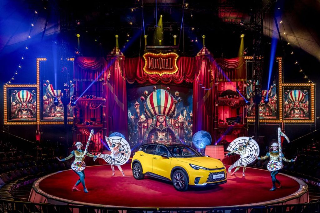 Esta Navidad Lexus te invita a vivir la magia del circo 7 Motor16 Lexus LBX Circlassica 9 1 Motor16