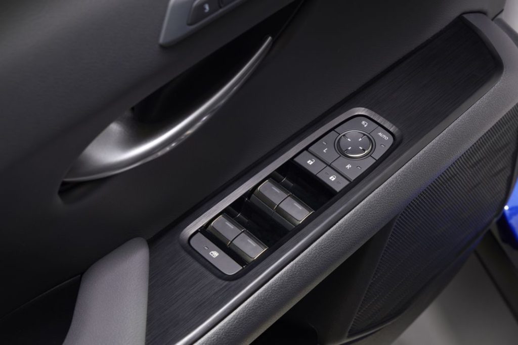 Lexus UX 300h 2025: Más potencia y tracción total para este SUV híbrido 16 Motor16 Lexus UX 300h 12 Motor16