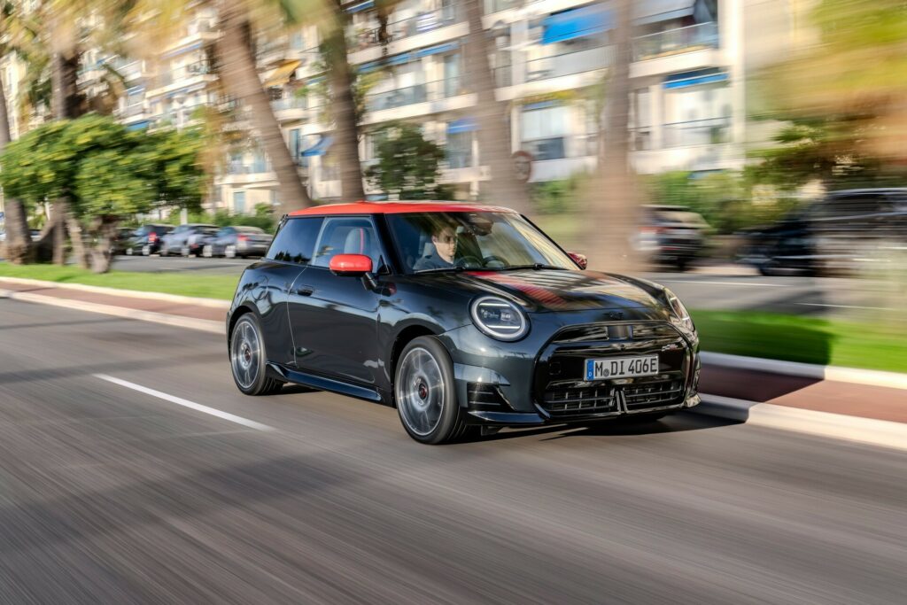El Mini Cooper SE 2025 tendrá acabado John Cooper Works… pero no será más potente 8 Motor16 Mini Cooper SE John Cooper Works 2025 1 Motor16