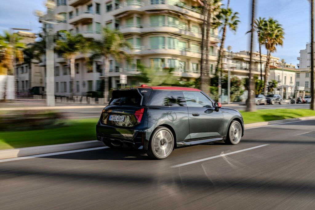 El Mini Cooper SE 2025 tendrá acabado John Cooper Works… pero no será más potente 1 Motor16 Mini Cooper SE John Cooper Works 2025 2 Motor16