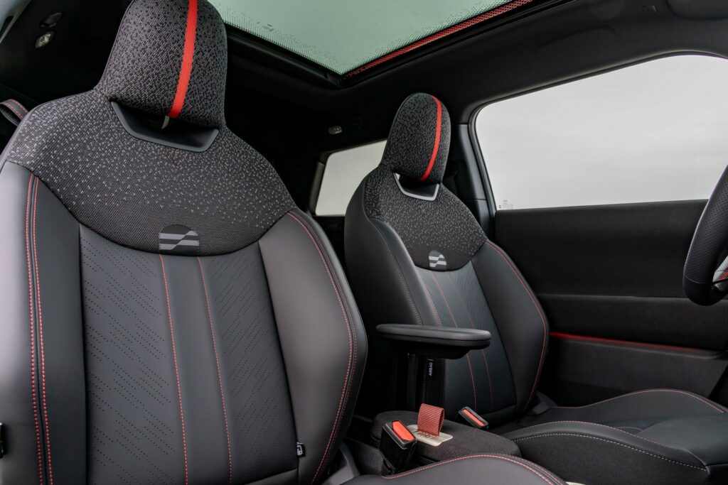 El Mini Cooper SE 2025 tendrá acabado John Cooper Works… pero no será más potente 2 Motor16 Mini Cooper SE John Cooper Works 2025 4 Motor16