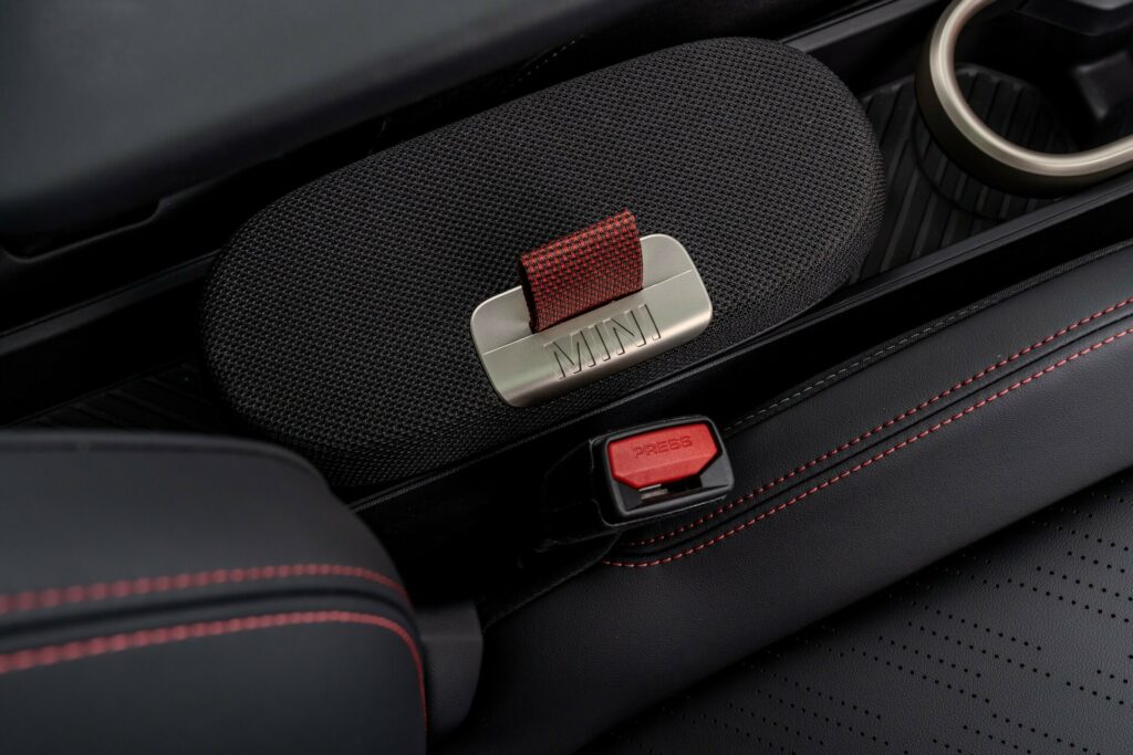 El Mini Cooper SE 2025 tendrá acabado John Cooper Works… pero no será más potente 3 Motor16 Mini Cooper SE John Cooper Works 2025 7 Motor16