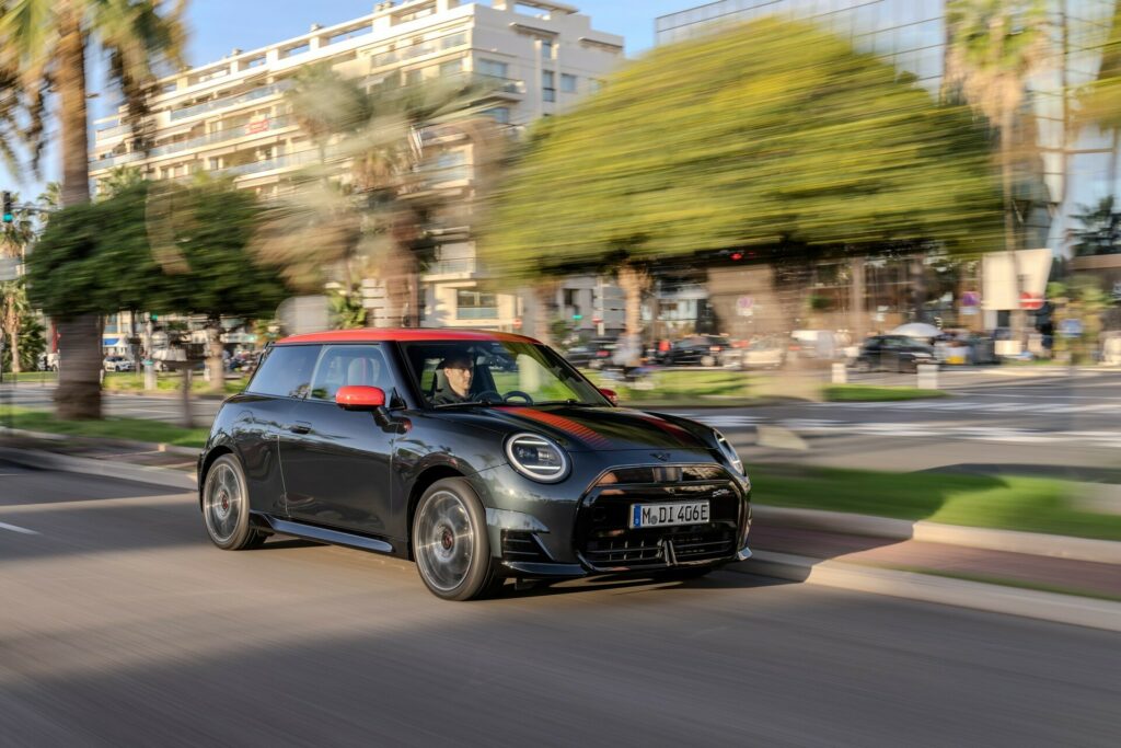 El Mini Cooper SE 2025 tendrá acabado John Cooper Works… pero no será más potente 5 Motor16 Mini Cooper SE John Cooper Works 2025 8 Motor16