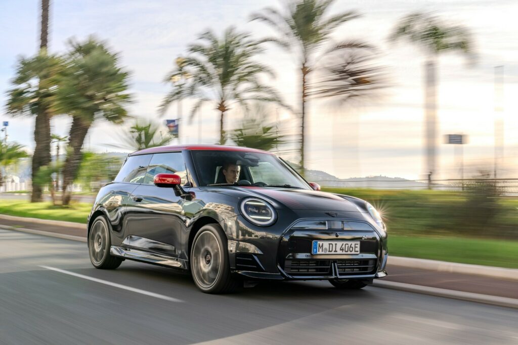 El Mini Cooper SE 2025 tendrá acabado John Cooper Works… pero no será más potente 6 Motor16 Mini Cooper SE John Cooper Works 2025 9 Motor16