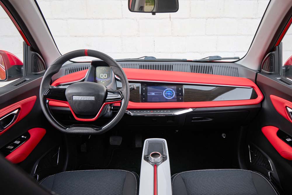Ofensiva Invicta para la ciudad y un robusto TT eléctrico del 'telón de acero' 16 Motor16 P300 detalles 4 1 Motor16