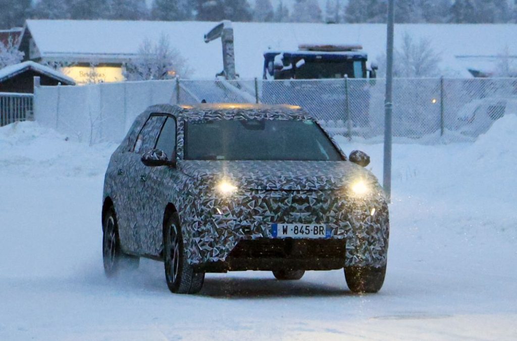 El Peugeot 5008 2024 se deja ver por primera vez en la nieve 3 Motor16 Peugeot 5008 2024 fotos espia 1 Motor16