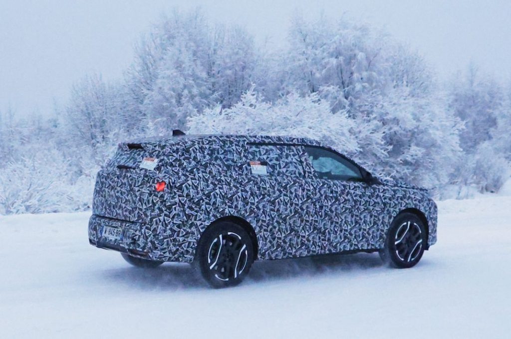 El Peugeot 5008 2024 se deja ver por primera vez en la nieve 12 Motor16 Peugeot 5008 2024 fotos espia 10 Motor16