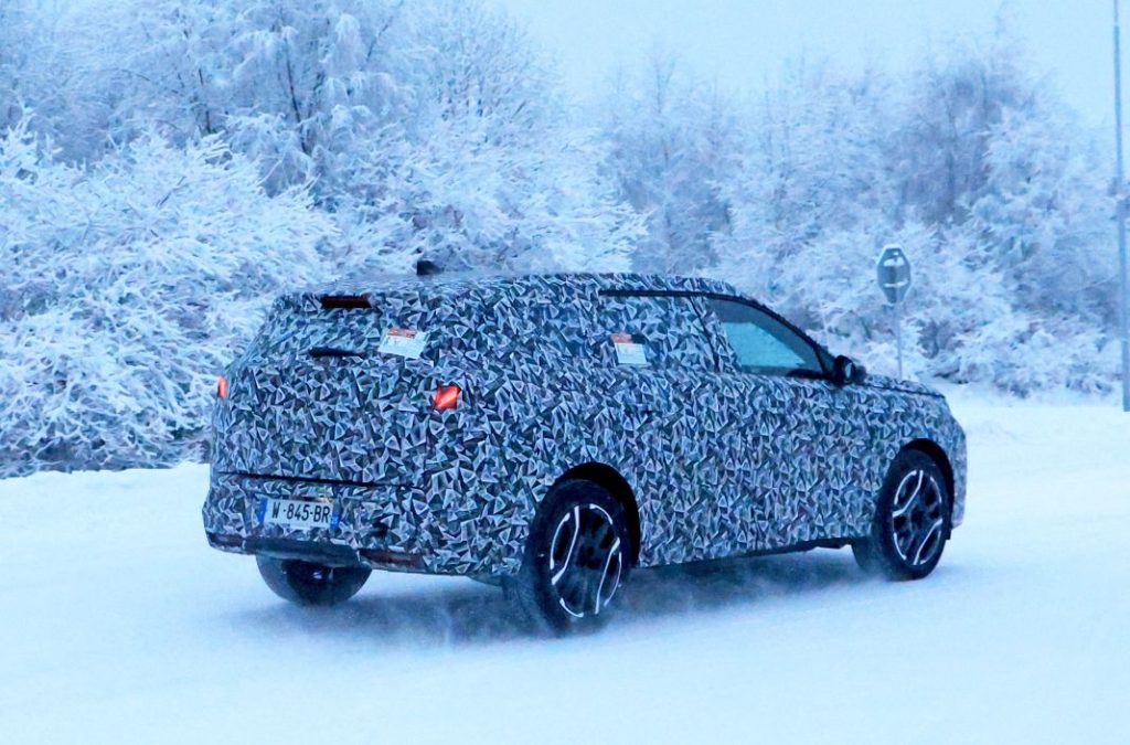 El Peugeot 5008 2024 se deja ver por primera vez en la nieve 13 Motor16 Peugeot 5008 2024 fotos espia 11 Motor16