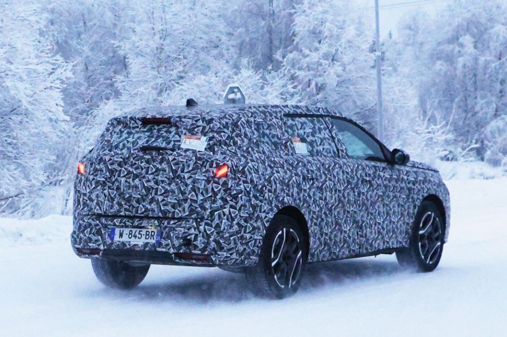 El Peugeot 5008 2024 se deja ver por primera vez en la nieve 14 Motor16 Peugeot 5008 2024 fotos espia 12 Motor16