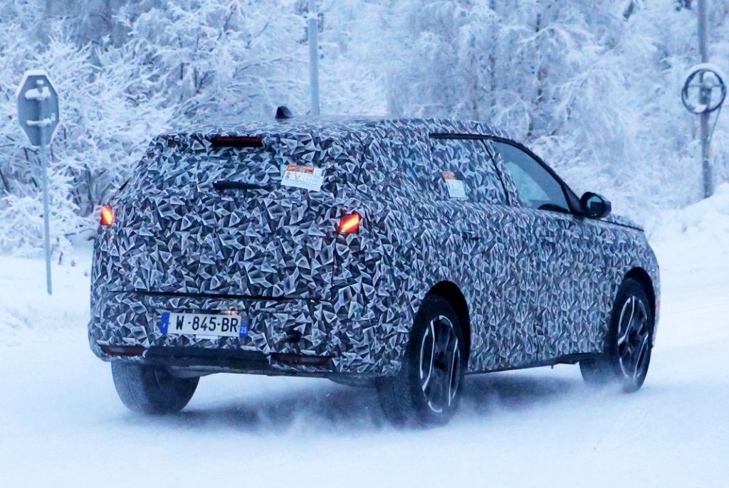 El Peugeot 5008 2024 se deja ver por primera vez en la nieve 1 Motor16 Peugeot 5008 2024 fotos espia (13)