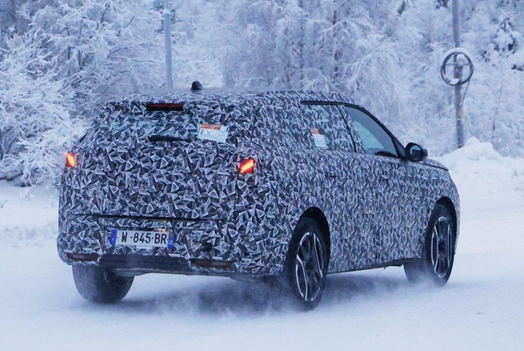 El Peugeot 5008 2024 se deja ver por primera vez en la nieve 16 Motor16 Peugeot 5008 2024 fotos espia 14 Motor16