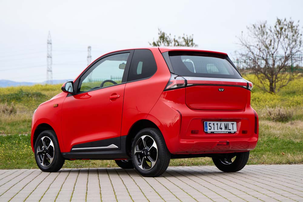 Ofensiva Invicta para la ciudad y un robusto TT eléctrico del 'telón de acero' 2 Motor16 Invicta Pocco