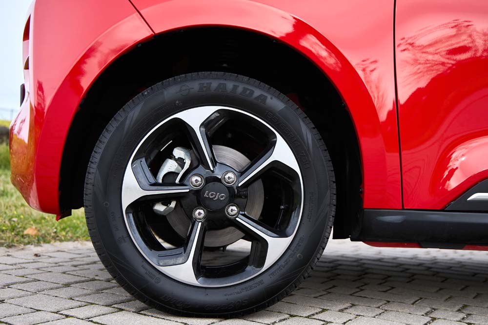 Ofensiva Invicta para la ciudad y un robusto TT eléctrico del 'telón de acero' 27 Motor16 Pocco detalles 2 1 Motor16