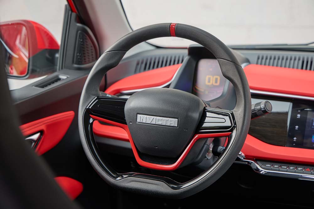Ofensiva Invicta para la ciudad y un robusto TT eléctrico del 'telón de acero' 3 Motor16 Pocco detalles 8 Motor16