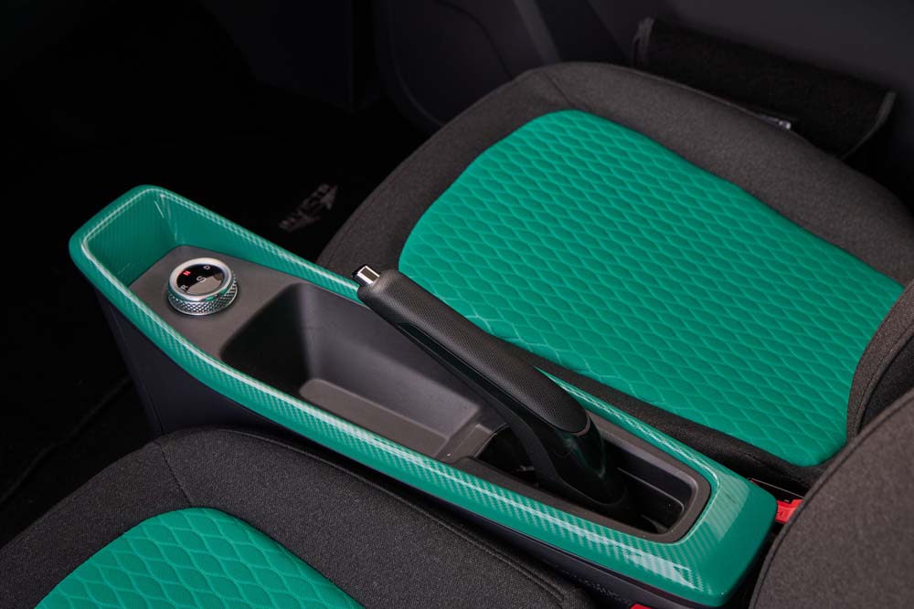 Ofensiva Invicta para la ciudad y un robusto TT eléctrico del 'telón de acero' 53 Motor16 Pony detalles 10 1 Motor16