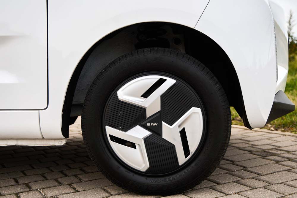 Ofensiva Invicta para la ciudad y un robusto TT eléctrico del 'telón de acero' 46 Motor16 Pony detalles 3 1 Motor16