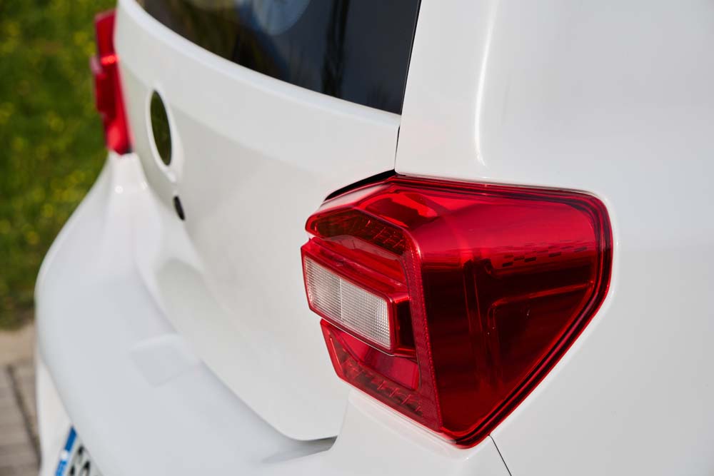 Ofensiva Invicta para la ciudad y un robusto TT eléctrico del 'telón de acero' 47 Motor16 Pony detalles 4 1 Motor16