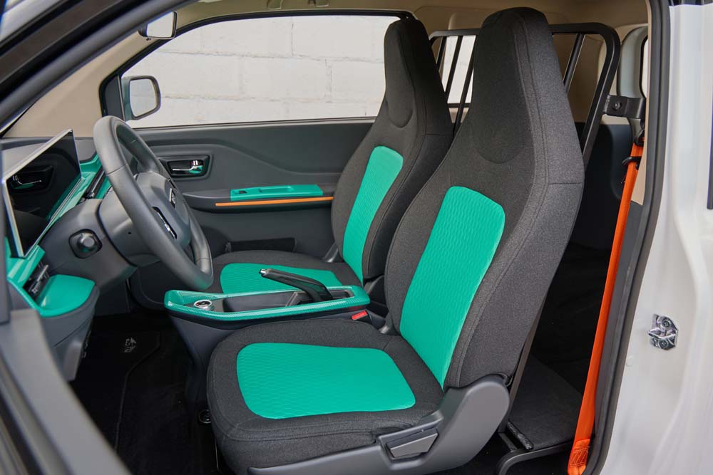 Ofensiva Invicta para la ciudad y un robusto TT eléctrico del 'telón de acero' 52 Motor16 Pony detalles 9 1 Motor16