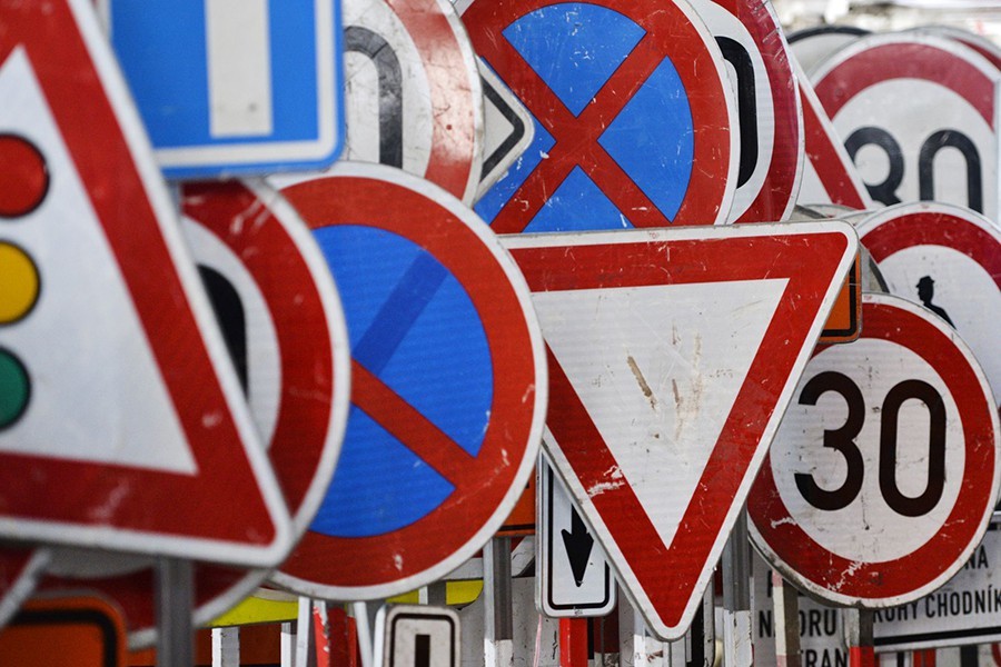 Si quieres evitar un disgusto, atento a las multas más comunes que pone la DGT 1 Motor16 Senales de trafico raras Motor16