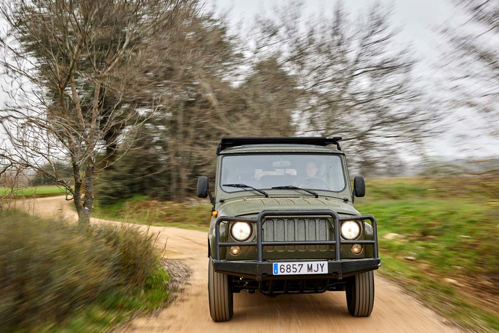 Ofensiva Invicta para la ciudad y un robusto TT eléctrico del 'telón de acero' 82 Motor16 Spartan 27 1 Motor16
