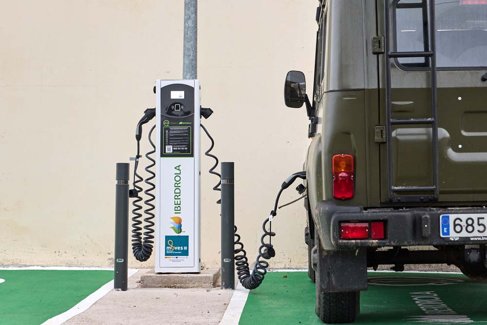 Ofensiva Invicta para la ciudad y un robusto TT eléctrico del 'telón de acero' 89 Motor16 Spartan 34 1 Motor16