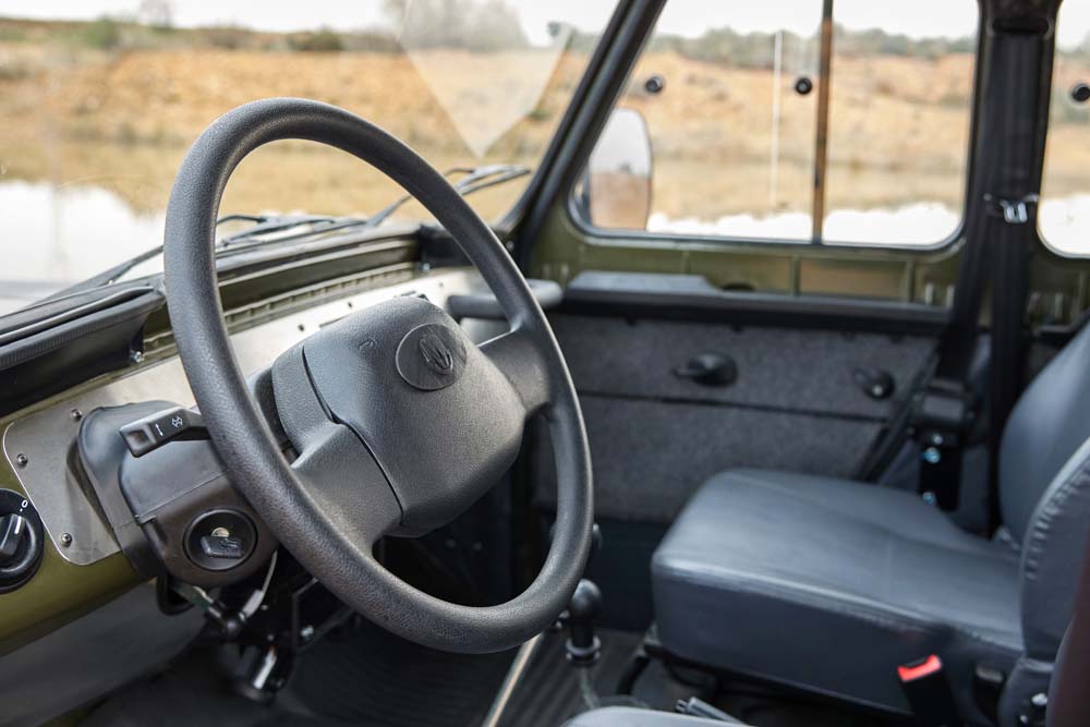 Ofensiva Invicta para la ciudad y un robusto TT eléctrico del 'telón de acero' 90 Motor16 Spartan Interior 1 1 Motor16