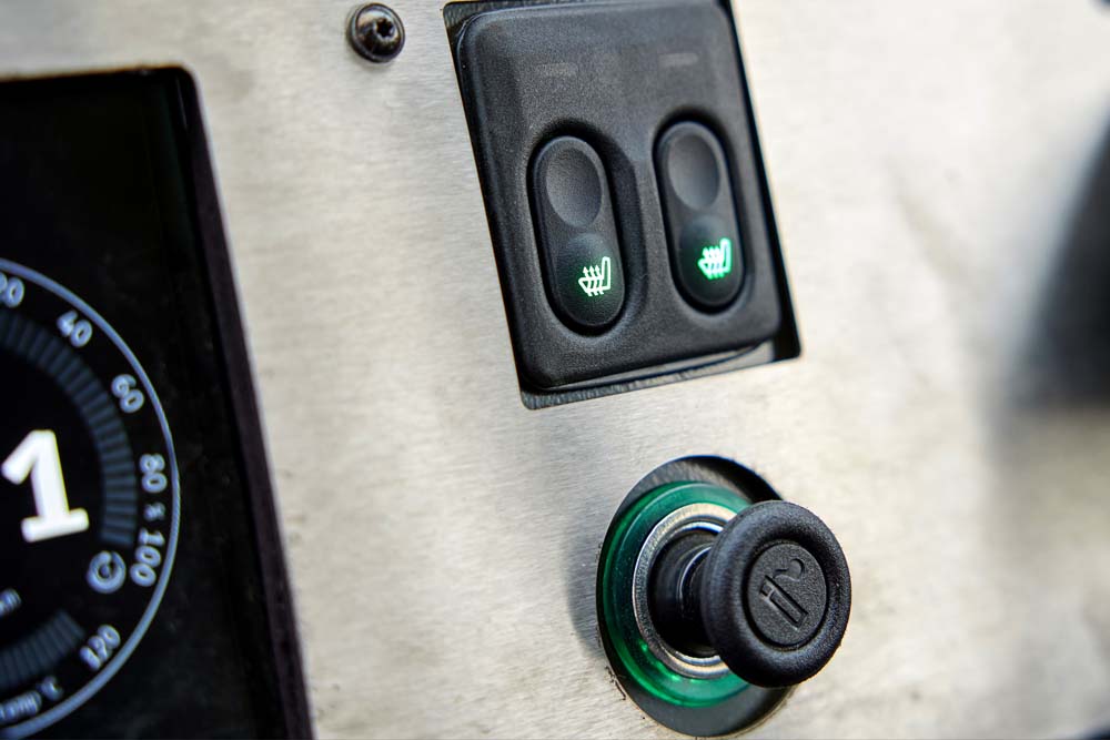 Ofensiva Invicta para la ciudad y un robusto TT eléctrico del 'telón de acero' 91 Motor16 Spartan Interior 2 1 Motor16