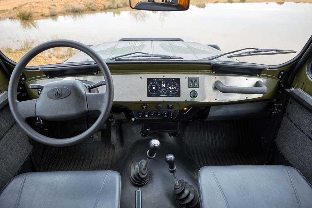 Ofensiva Invicta para la ciudad y un robusto TT eléctrico del 'telón de acero' 95 Motor16 Spartan Interior 7 2 Motor16