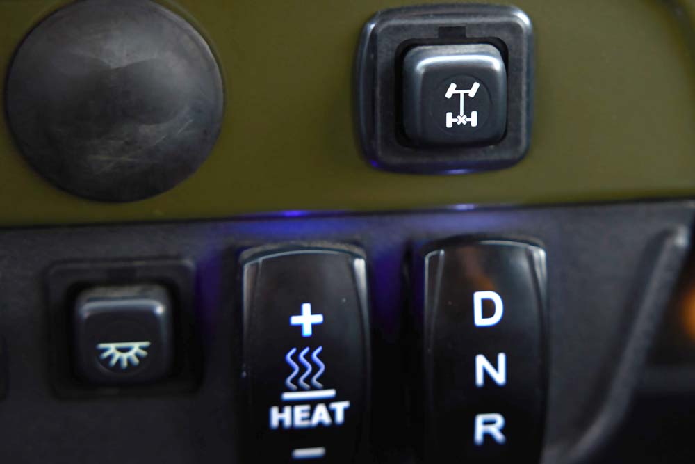 Ofensiva Invicta para la ciudad y un robusto TT eléctrico del 'telón de acero' 97 Motor16 Spartan Interior 9 1 Motor16