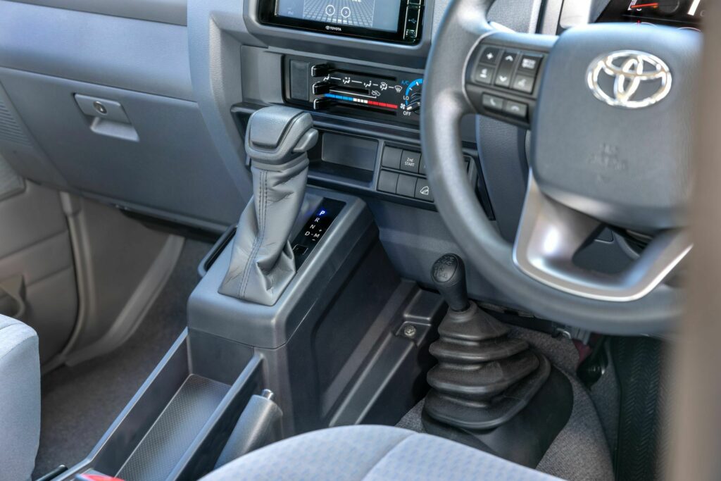 El Toyota Land Cruiser 70 estrena rediseño y recupera la carrocería corta 18 Motor16 Toyota Land Cruiser Serie 70 2024 10 Motor16