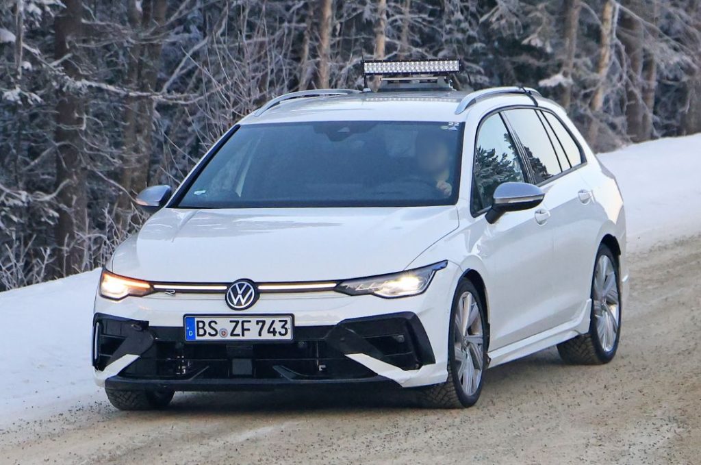 Fotos espía del familiar más ‘hot’, el Volkswagen Golf R Variant 2024 3 Motor16 VW Golf R Wagon facelift 1 Motor16
