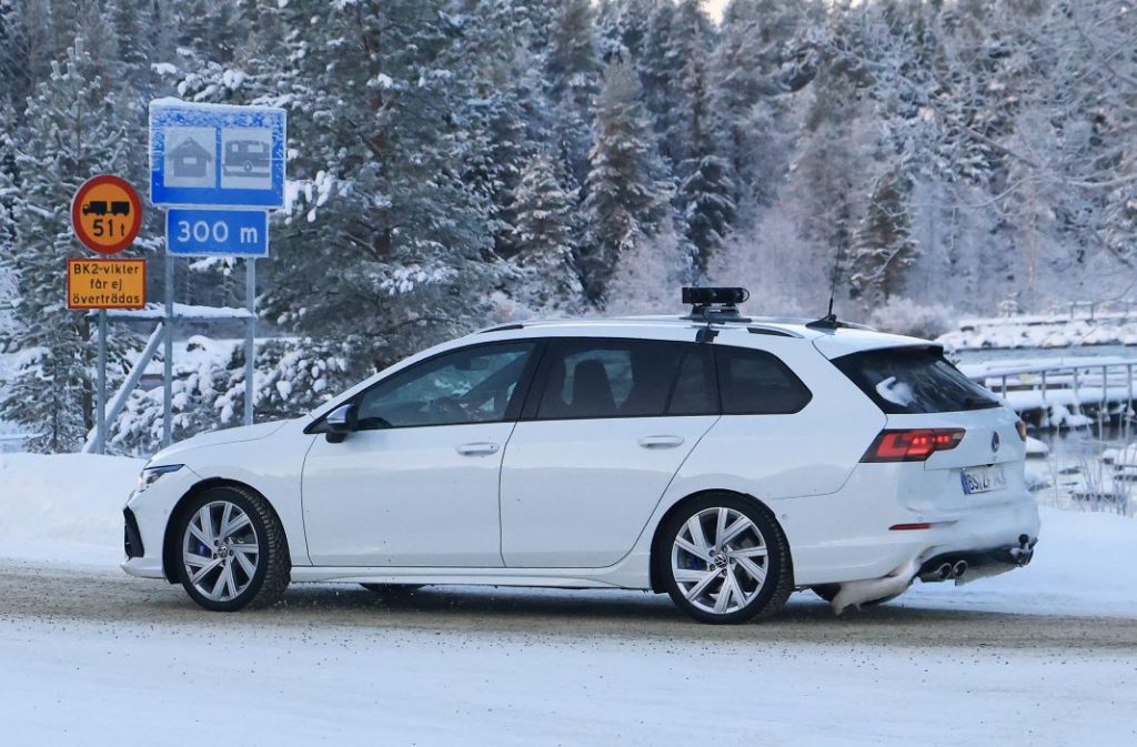 Fotos espía del familiar más ‘hot’, el Volkswagen Golf R Variant 2024 13 Motor16 VW Golf R Wagon facelift 11 Motor16