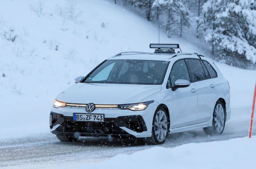 Fotos espía del familiar más ‘hot’, el Volkswagen Golf R Variant 2024 20 Motor16 VW Golf R Wagon facelift 18 Motor16