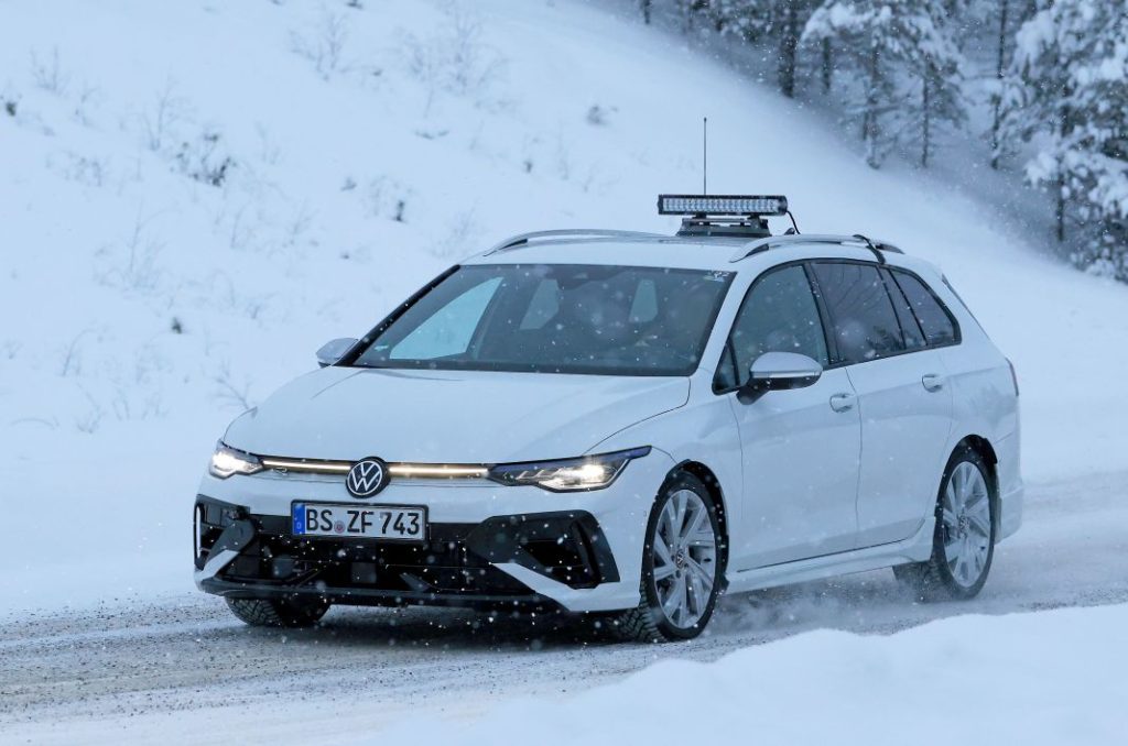 Fotos espía del familiar más ‘hot’, el Volkswagen Golf R Variant 2024 21 Motor16 VW Golf R Wagon facelift 19 Motor16