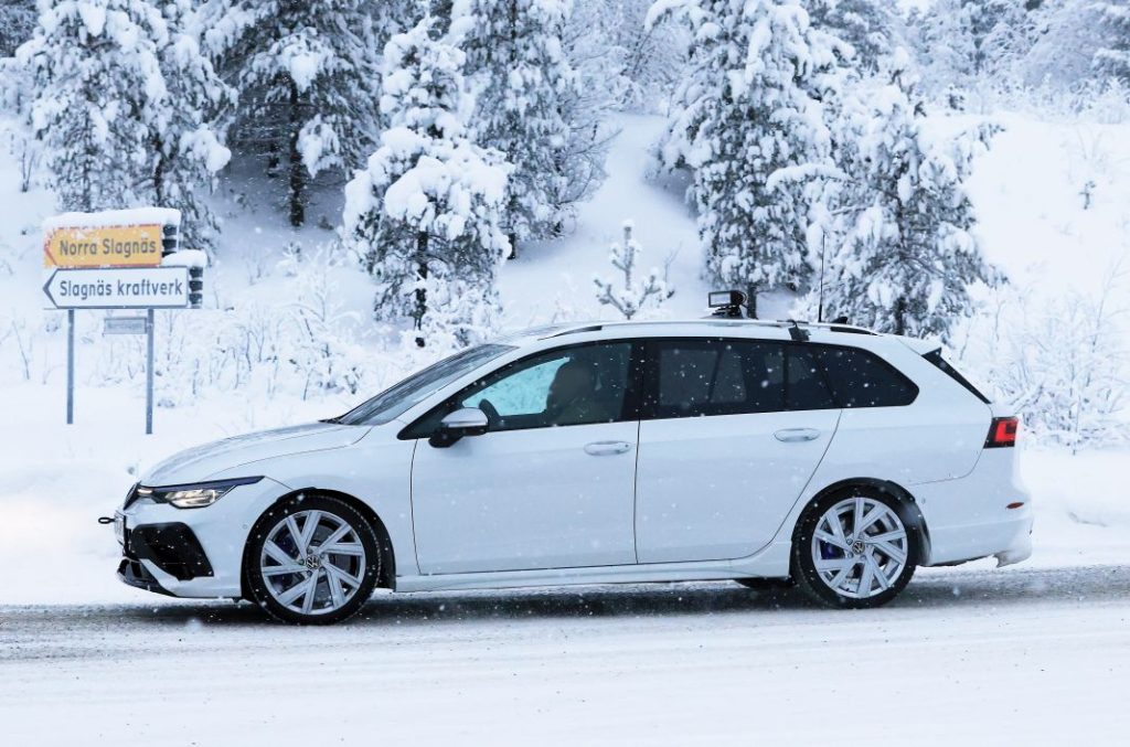 Fotos espía del familiar más ‘hot’, el Volkswagen Golf R Variant 2024 1 Motor16 VW Golf R Wagon facelift 23