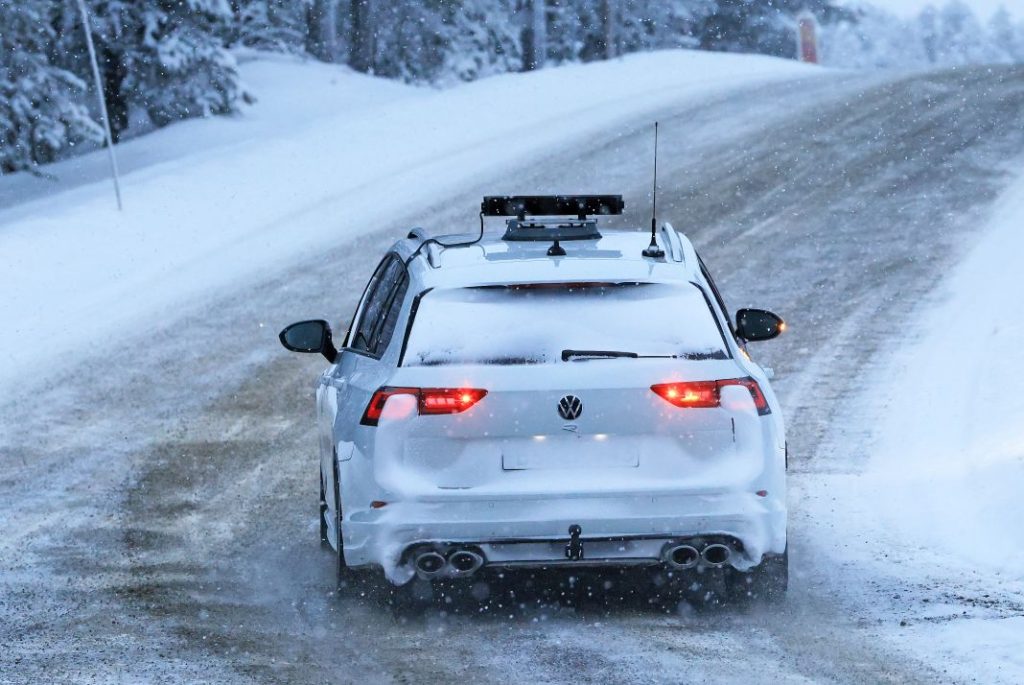 Fotos espía del familiar más ‘hot’, el Volkswagen Golf R Variant 2024 29 Motor16 VW Golf R Wagon facelift 27 Motor16