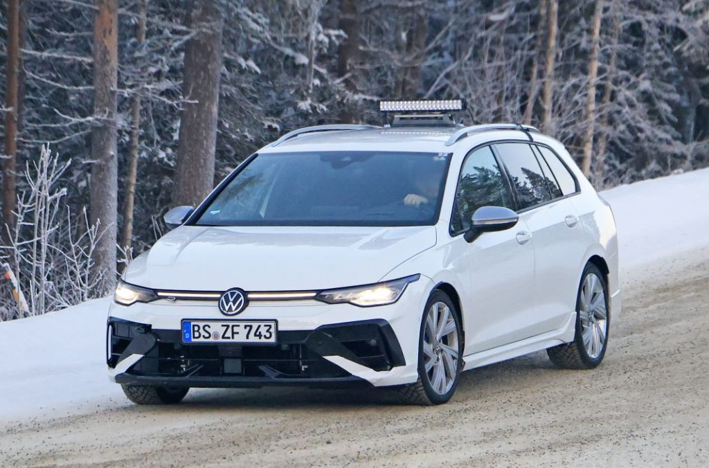 Fotos espía del familiar más ‘hot’, el Volkswagen Golf R Variant 2024 5 Motor16 VW Golf R Wagon facelift 3 Motor16