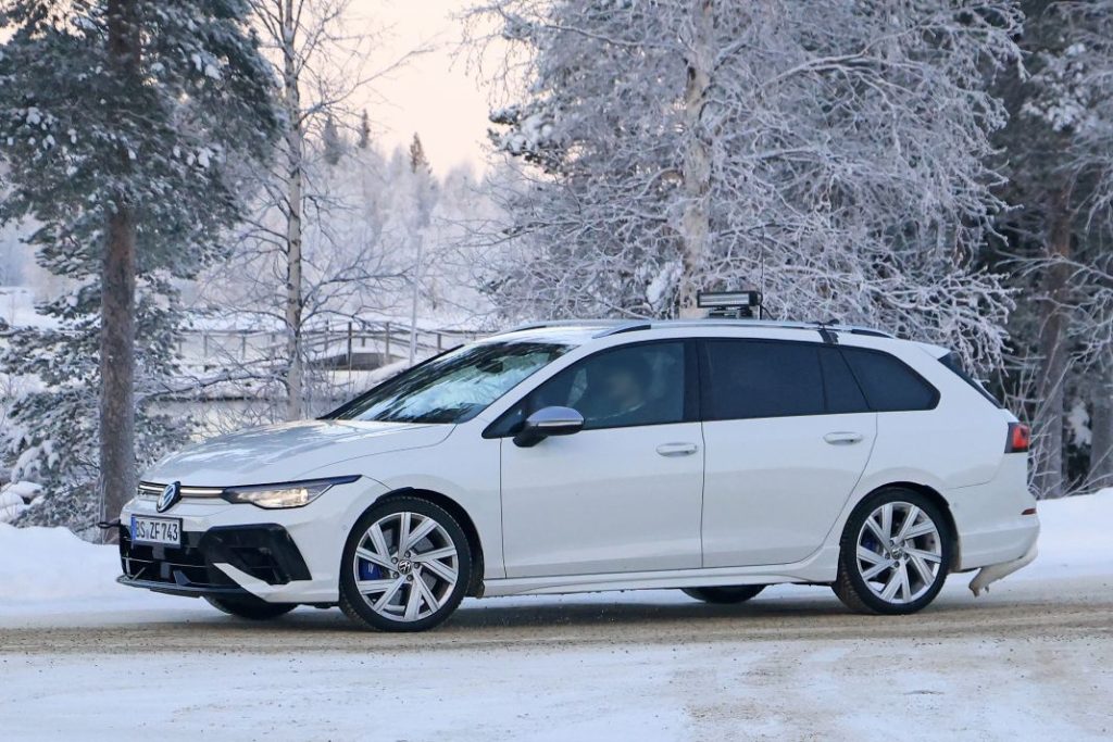 Fotos espía del familiar más ‘hot’, el Volkswagen Golf R Variant 2024 10 Motor16 VW Golf R Wagon facelift 8 Motor16