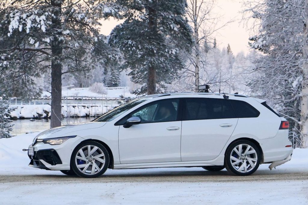 Fotos espía del familiar más ‘hot’, el Volkswagen Golf R Variant 2024 11 Motor16 VW Golf R Wagon facelift 9 Motor16