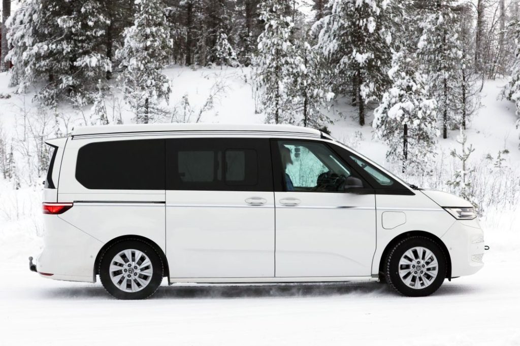 Fotos espía de la Volkswagen California 2024. La camper más esperada 2 Motor16 Volkswagen California 2024 (9)