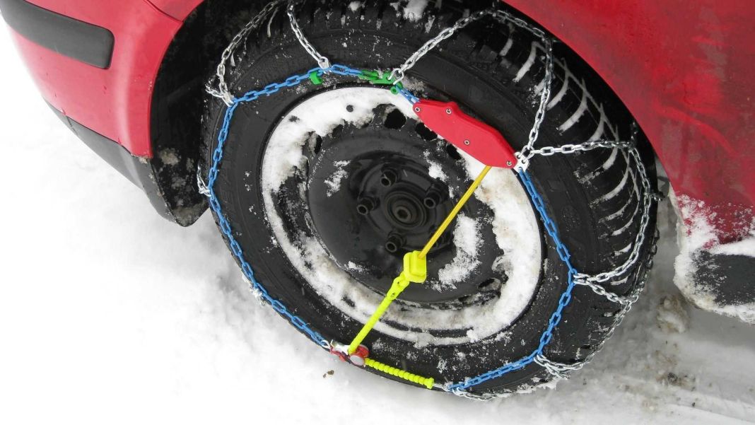 La DGT te enseña a poner las cadenas 2 Motor16 Consejos prácticos para poner las cadenas