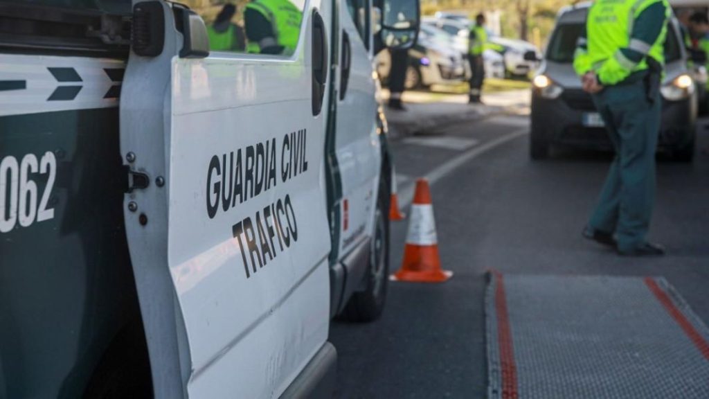 DGT y Guardia Civil estrenan 60 nuevas furgonetas camufladas: Así las puedes identificar 133 Motor16 placas