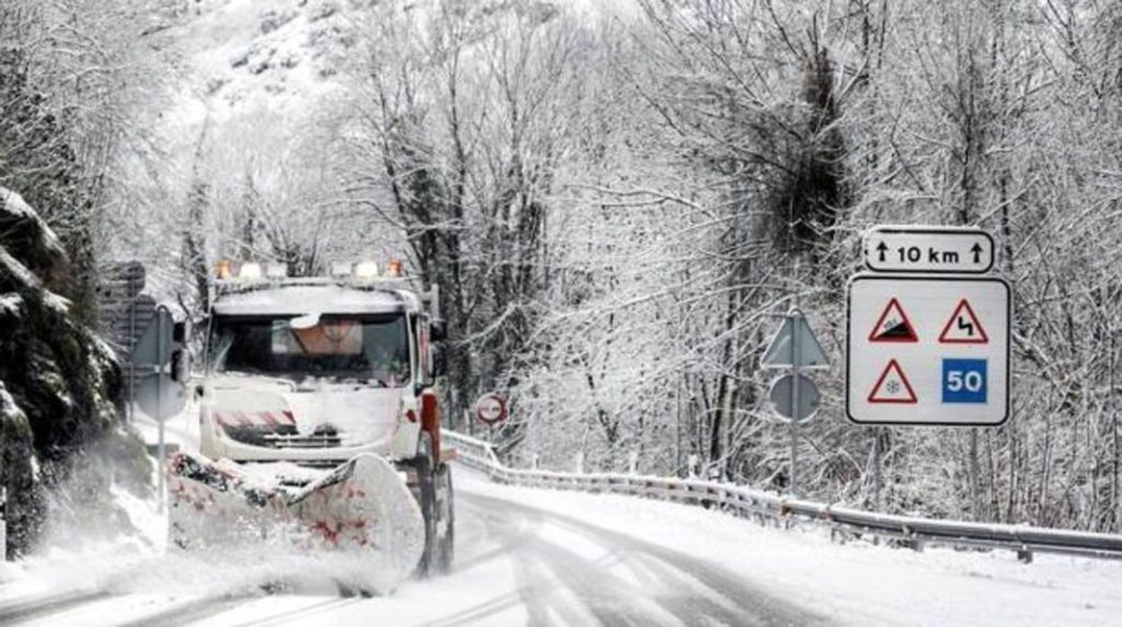 Los 5 consejos que la Guardia Civil de Tráfico quiere que pongas en práctica si conduces sobre nieve 104 Motor16 Nieve. Guardia Civil. Quitanieves.
