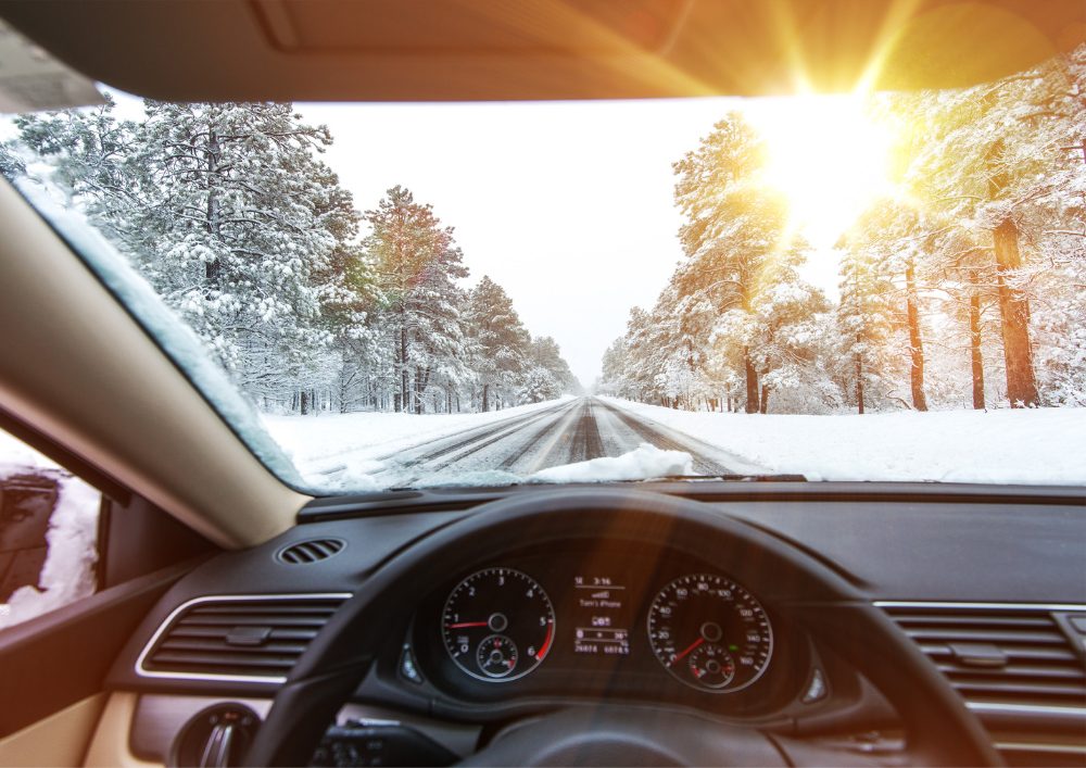 Conducción invernal: trucos esenciales para mantener la seguridad en carretera en condiciones climáticas desafiantes. ¡Prepárate! 3 Motor16 coche frio invierno nieve