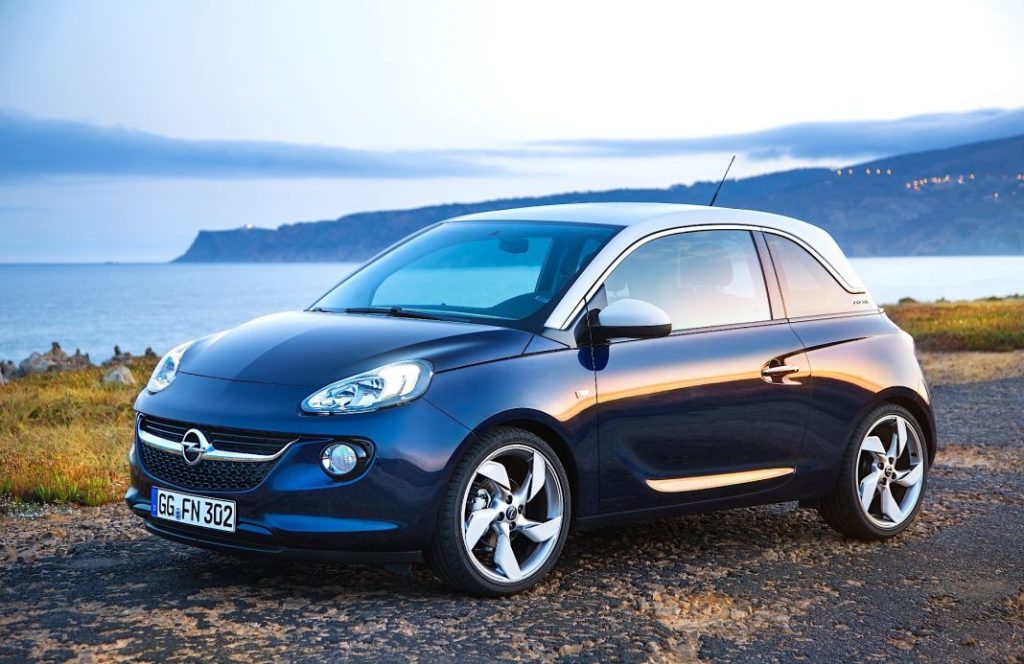 El lujo no conquista a los españoles: descubre el coche que comprarían si ganaran el Gordo de la Lotería de Navidad 3 Motor16 coche segundamano 4 Motor16