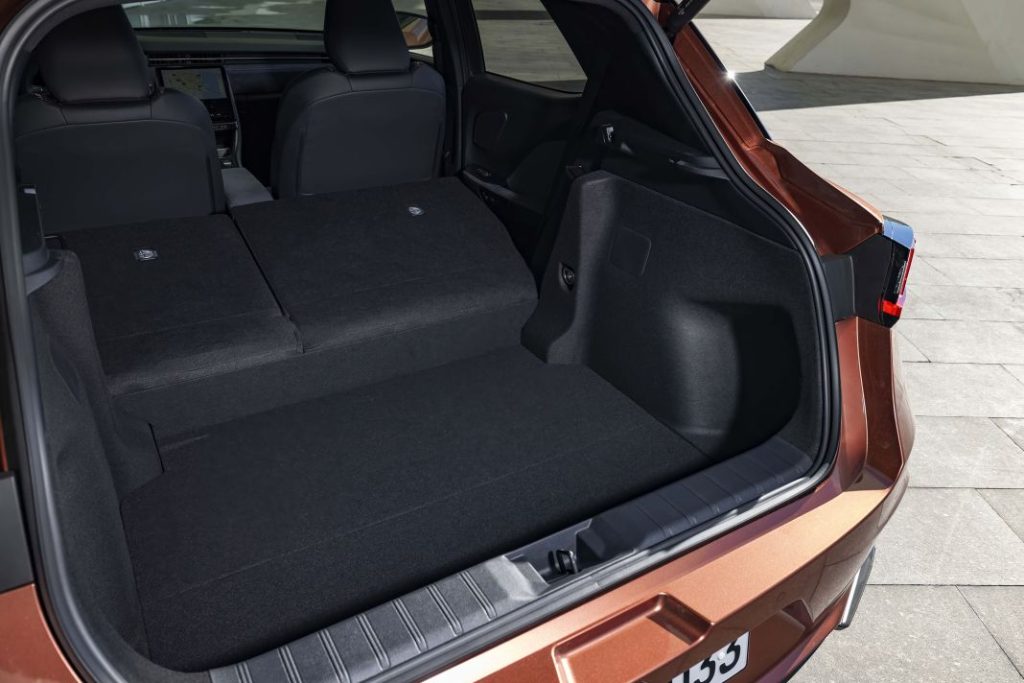 lexus lbx cool copper sonic bi tone detail 012 Motor16