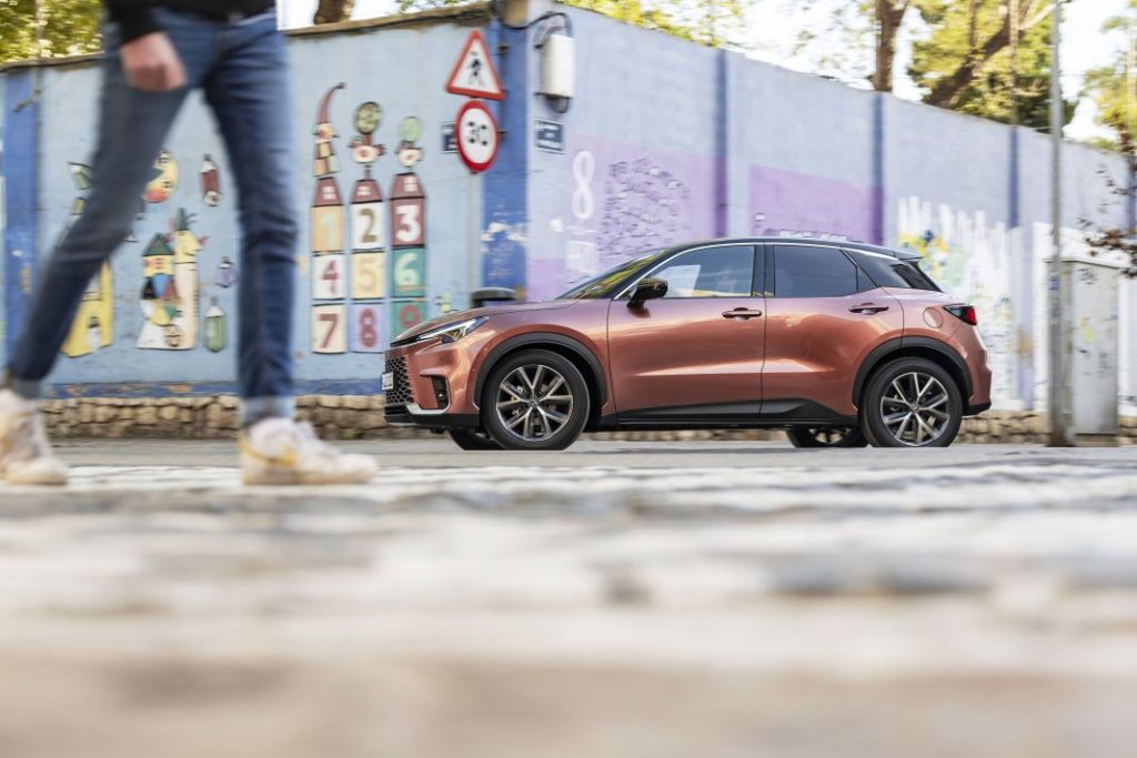 lexus lbx cool copper sonic bi tone dynamic 018 Motor16