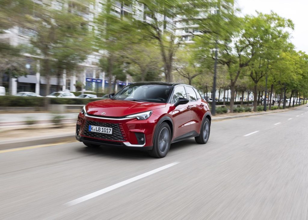 lexus lbx emotion red bi tone dynamic 044 Motor16